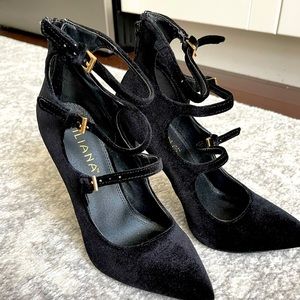 Black high heels size 7.